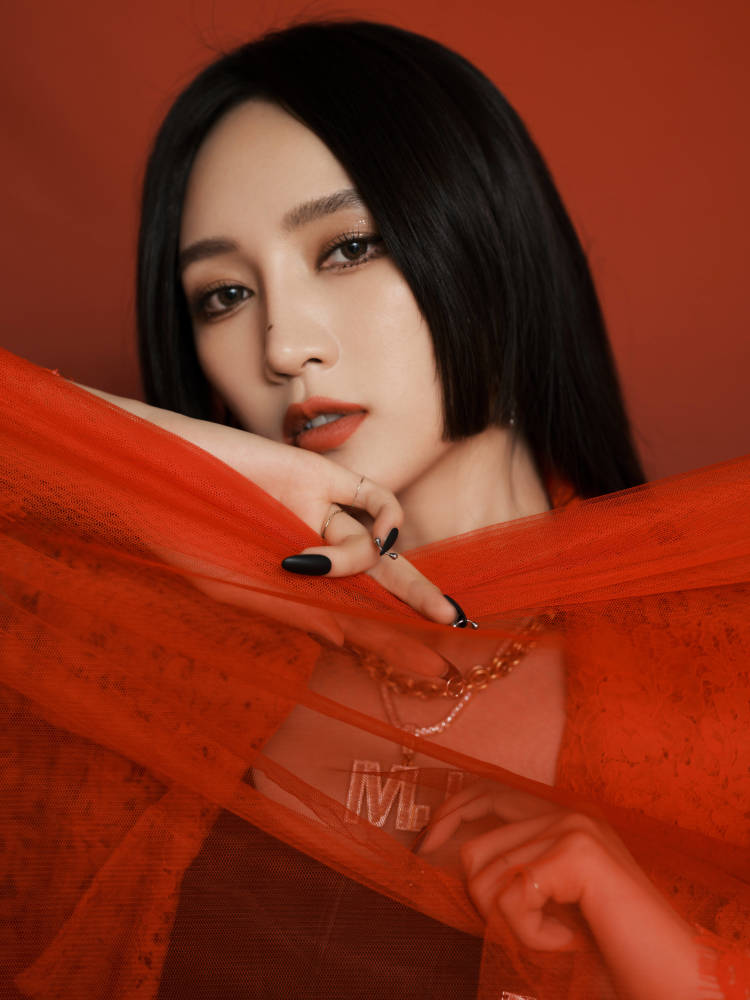 孟佳身穿红衣尽显飒爽风范 妆容精致眼神魅惑勾人