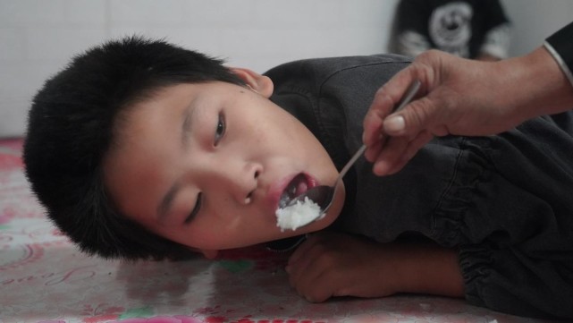 男孩患重症后被母亲抛弃父亲也远走他乡如今只剩爷爷苦苦坚持