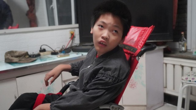 男孩患重症后被母亲抛弃父亲也远走他乡如今只剩爷爷苦苦坚持