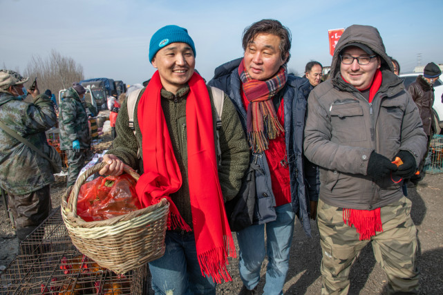 国家的国际友人来到沈阳市沈北蒲河大集,与当地人一起体验"赶集"习俗