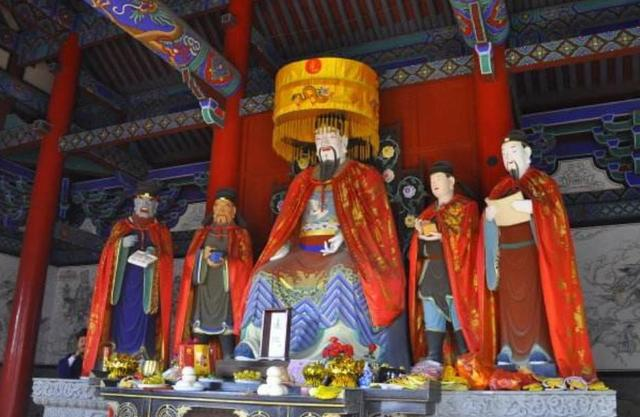 几乎每个城市都有城隍庙那么城隍爷到底是谁为何人们要拜他