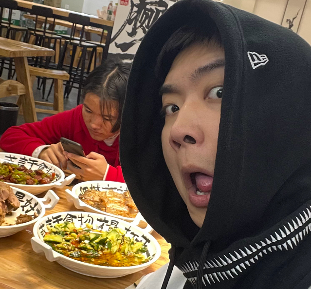 崔晋晒李勒优回大连照,皮肤黝黑满脸痘印,高考前不回云南老家