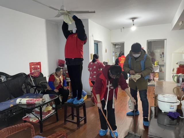 向阳社区青年志愿者上门为独居老人打扫卫生
