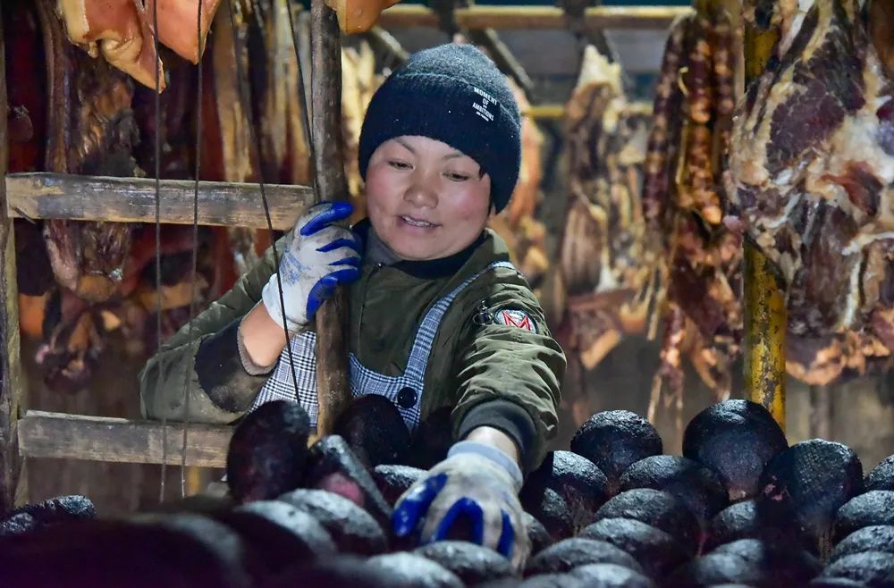 七零后女猪倌深山养百余头猪年炕腊肉万余斤