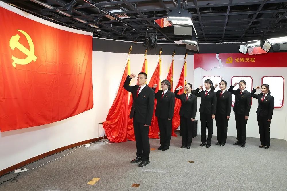 省法院举行新党员集中宣誓仪式