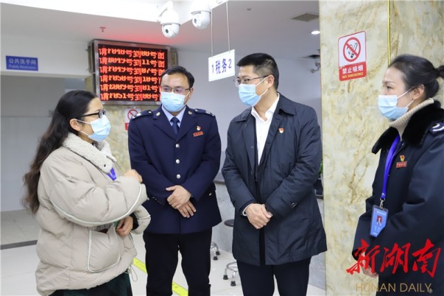 湘西州税务局党委书记局长李景伟到永顺县税务局开展基层走访调研