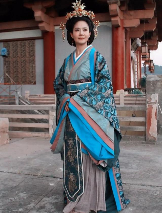 地位日渐巩固,却心生傲慢得罪了景帝姐姐窦太主,使得刘荣太子之位被废