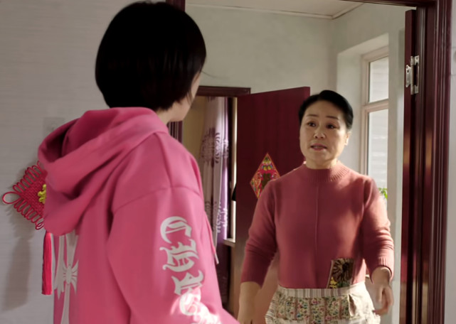 在《乡村爱情14》播出的剧集中,怀孕的宋青莲性情大变,她与继母李静雯