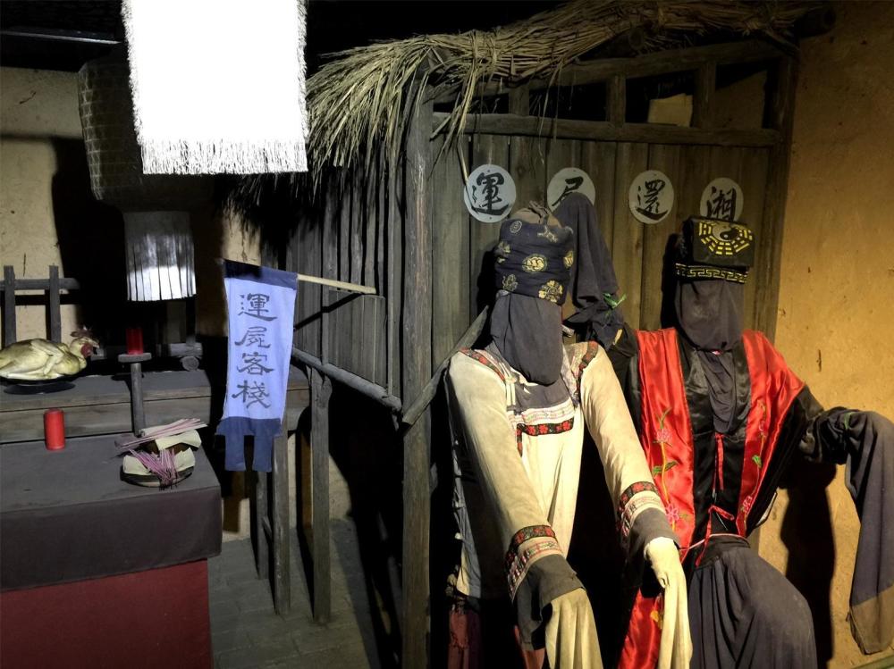 天亮之前,带着尸体到了"赶尸客栈"后,赶尸匠就领着尸体进去,将门关上