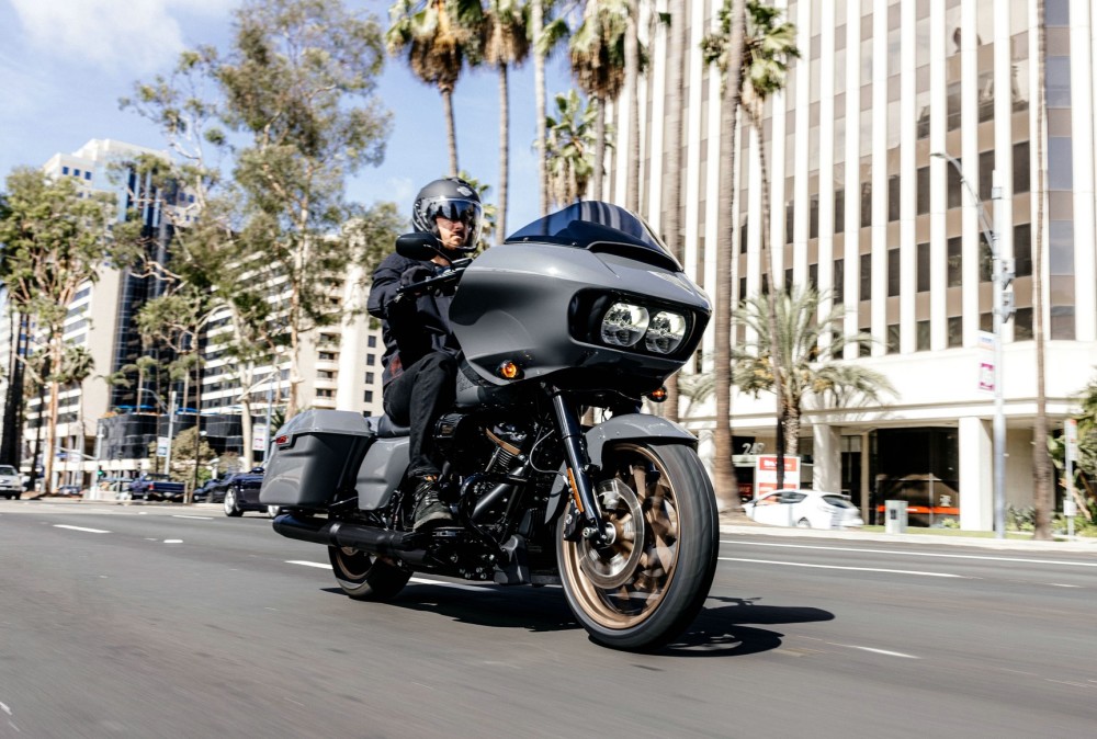 哈雷戴维森发布更注重性能的st版公路滑翔大道滑翔