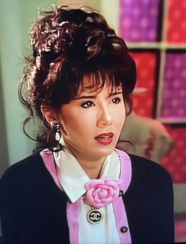 而再回头看二,三十年前的马菁宜,她的整体气质和造型才似乎更符合富家