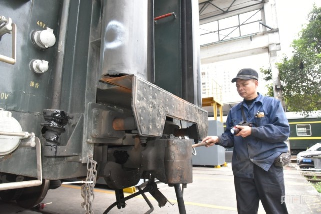 黄万华检查客车车钩质量状态情况(央广网发 曹其光摄)"集合!