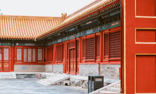 古代故宫隔着护城河的那一圈房子在以前是谁在住?