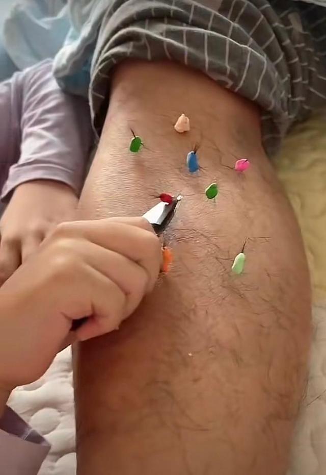 山东男子在家带娃女儿拿剪刀剪爸爸腿毛看到彩泥妈妈不淡定了