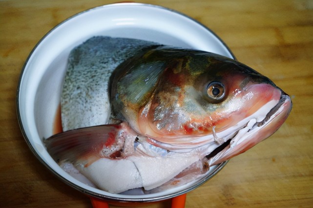 胖頭魚因為比較常見,它的價格並不是很高,家常食用也很實惠.