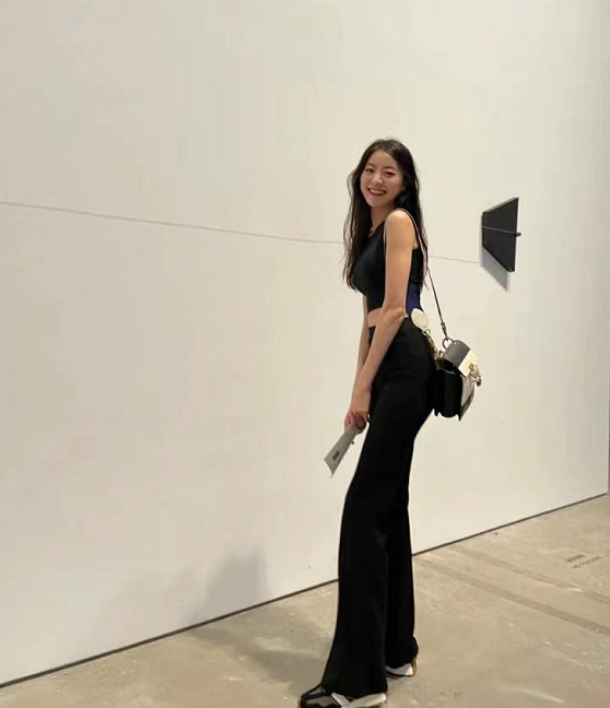 纪凌尘女友晒新年美照穿吊带裙展婀娜身姿笑容甜美好迷人