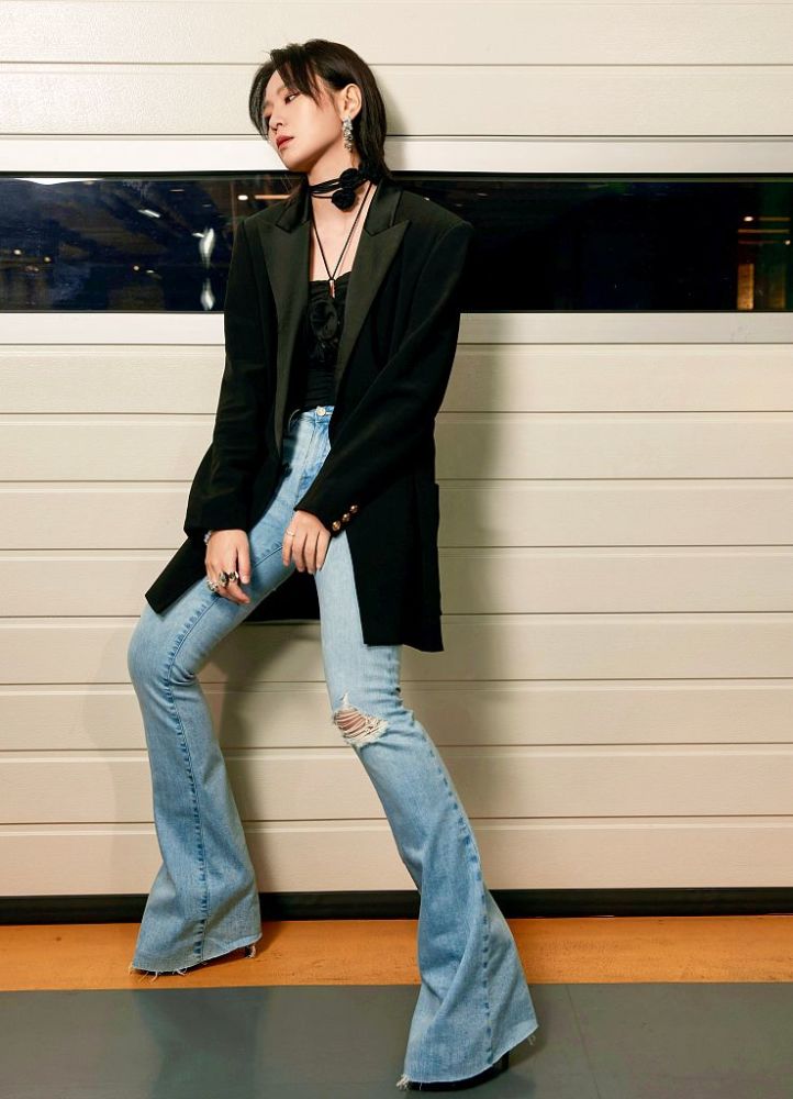 周笔畅造型真酷,黑色西装搭配牛仔喇叭裤,风格叛逆潇洒不羁