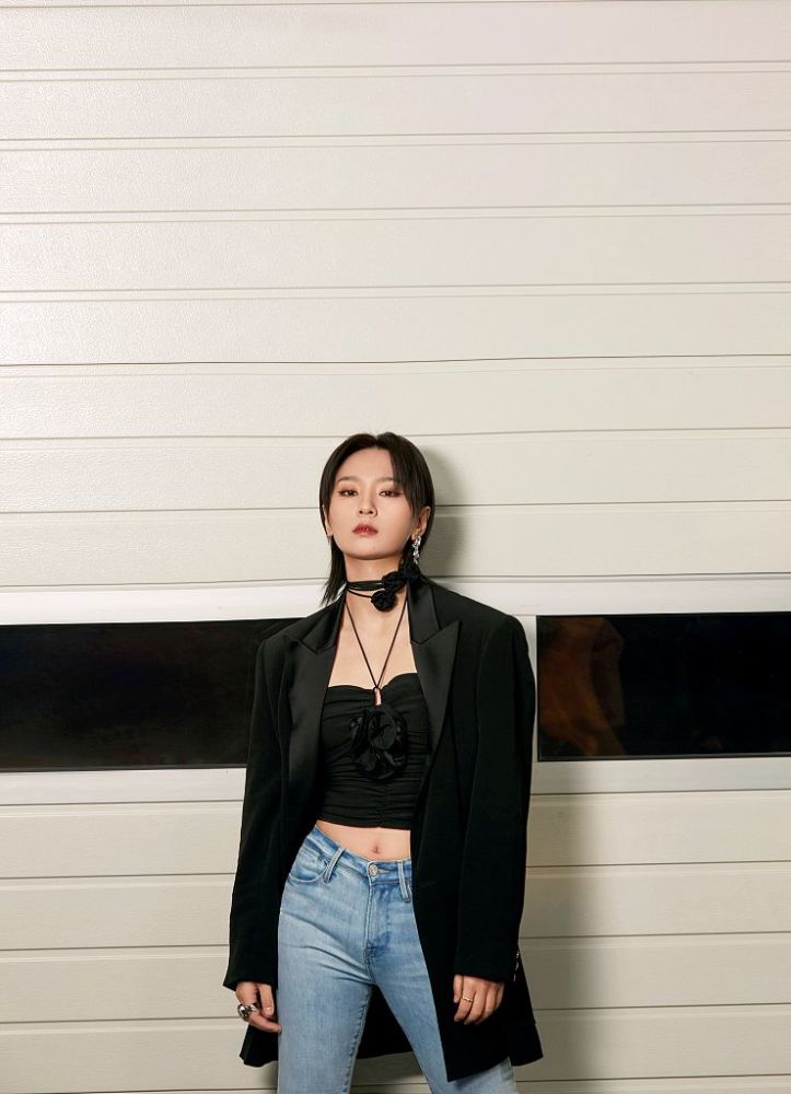 周笔畅造型真酷,黑色西装搭配牛仔喇叭裤,风格叛逆潇洒不羁