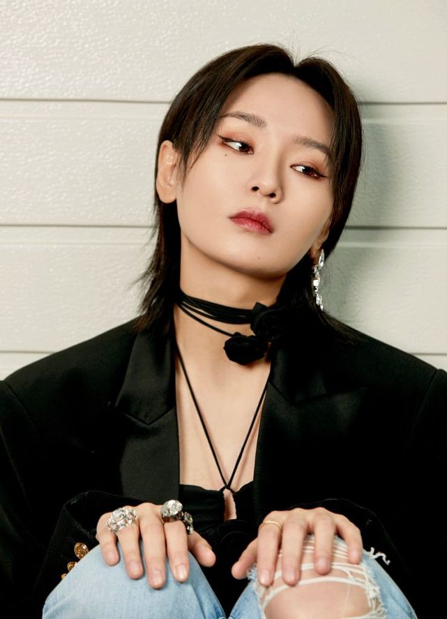 周笔畅造型真酷,黑色西装搭配牛仔喇叭裤,风格叛逆潇洒不羁