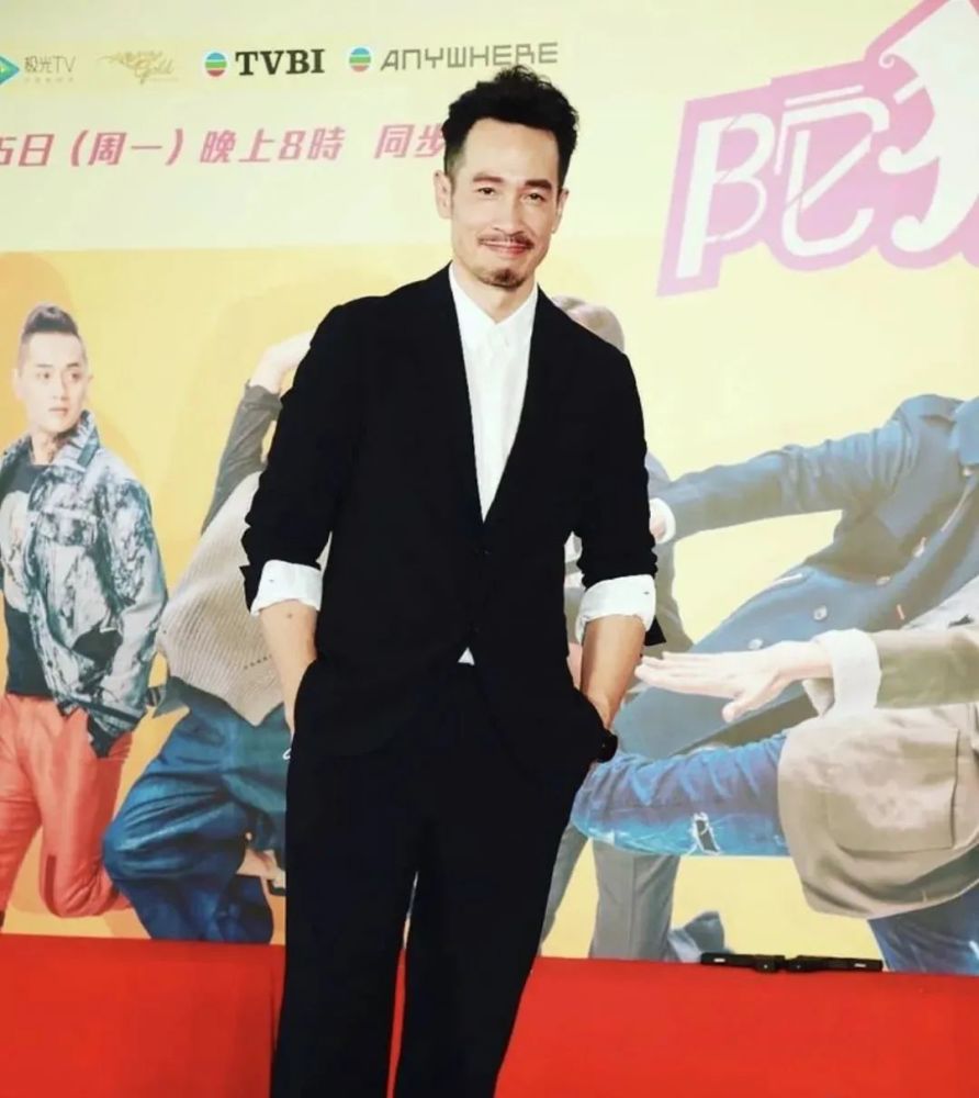 tvb视帝陈豪闹市中拍戏口罩不离身担心染病传给家人睡觉都戴口罩