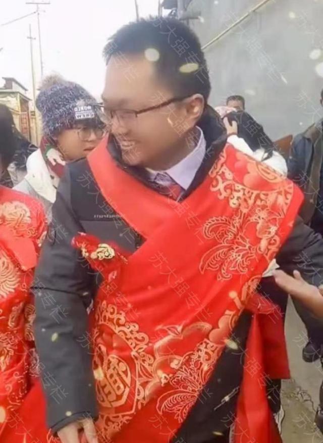 江苏:30岁小伙娶40岁娇妻,自称好过打光棍,网友:抱了三块金砖