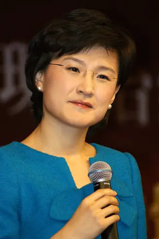 "央视名嘴"董倩:坐镇央视25年,被骂"滚出主持界",经历了啥