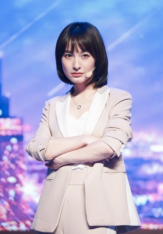 吴昕的脸盘子也不小,但身上是真的瘦,穿这么显胖的颜色也不壮实