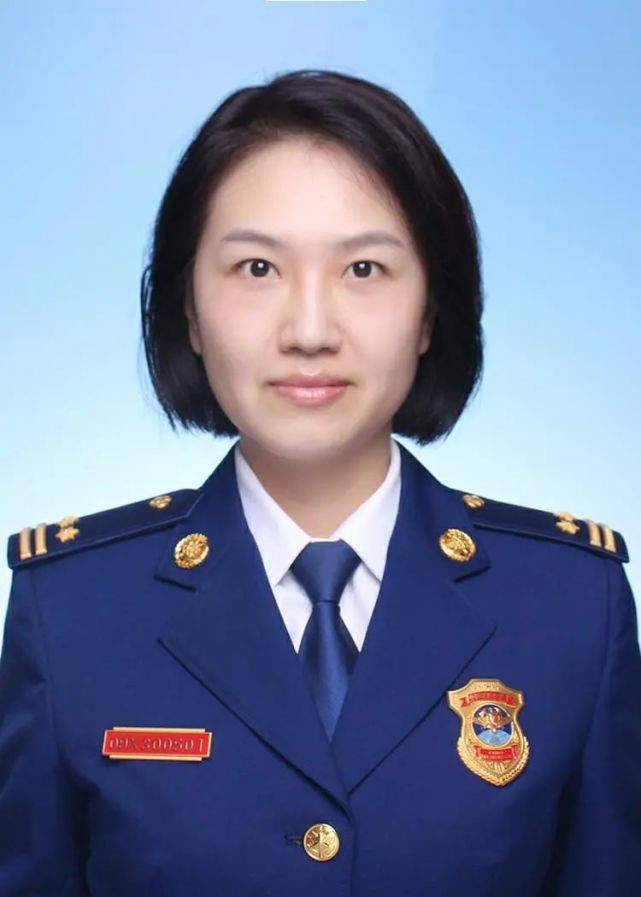 市消防救援总队轨道交通支队金怡忠诚的地下党地铁的守夜人