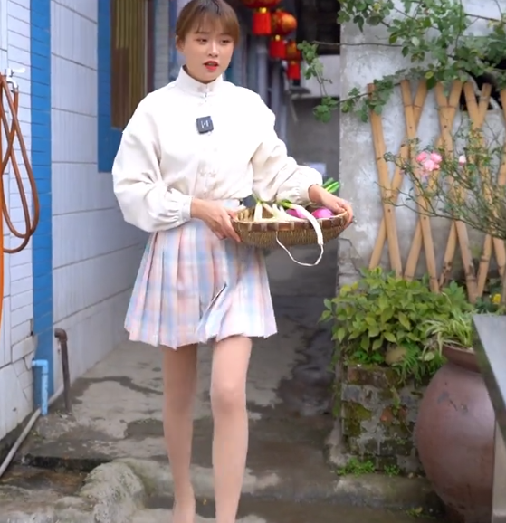 坐拥千万粉丝的小厨娘严素,穿jk裙为父亲做饭,老公身份不简单_腾讯