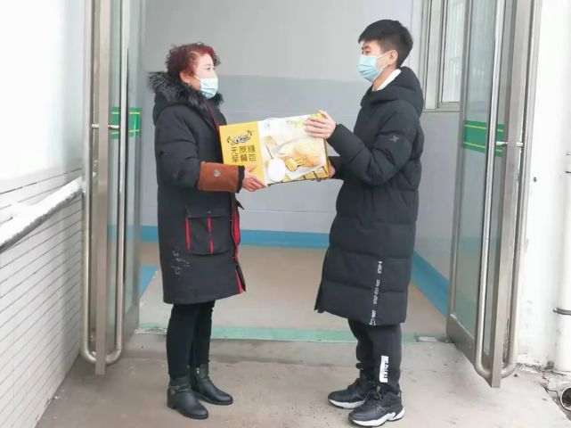 五女店镇周店社区困难老人杨翠娥身患偏瘫,生活不能自理,全靠儿媳照顾