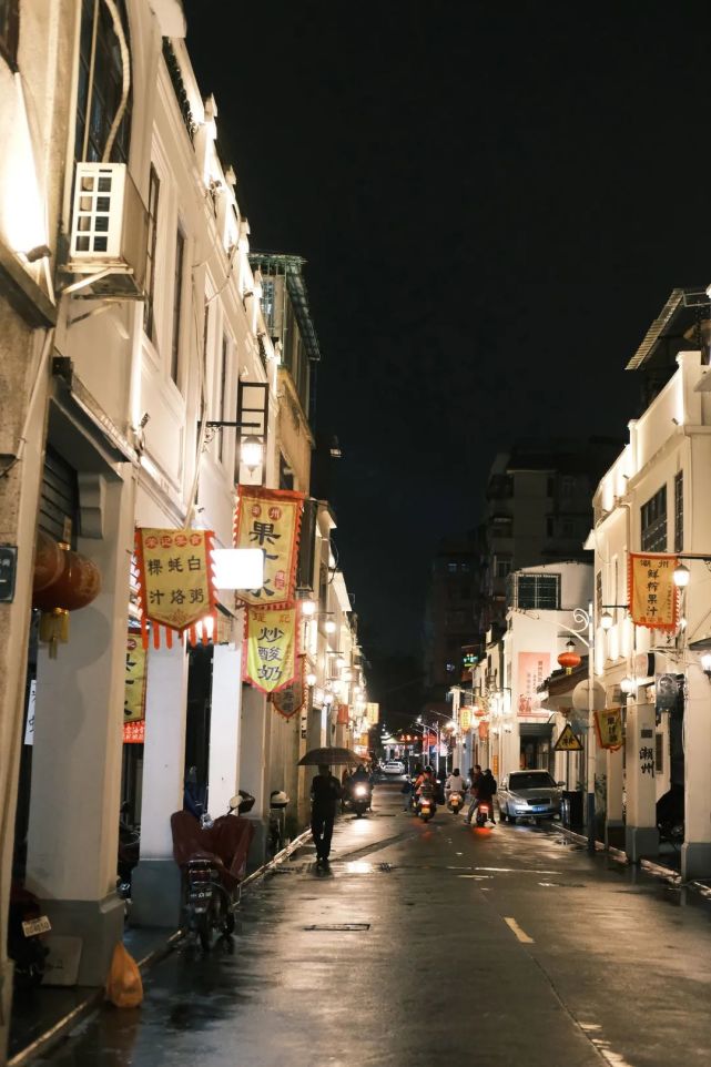 潮州老城,西马路,义安路一带的老街,街头灯光亮得璀璨.