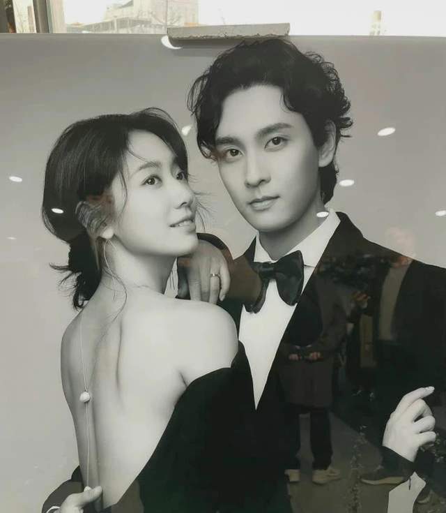 韩国女星朴信惠晒出高清结婚照,夫妻两人幸福甜蜜