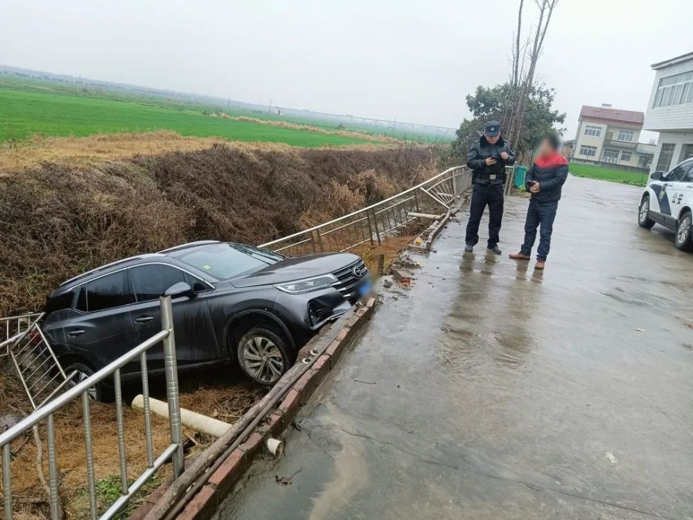 忘拉手剎轎車滑入水溝