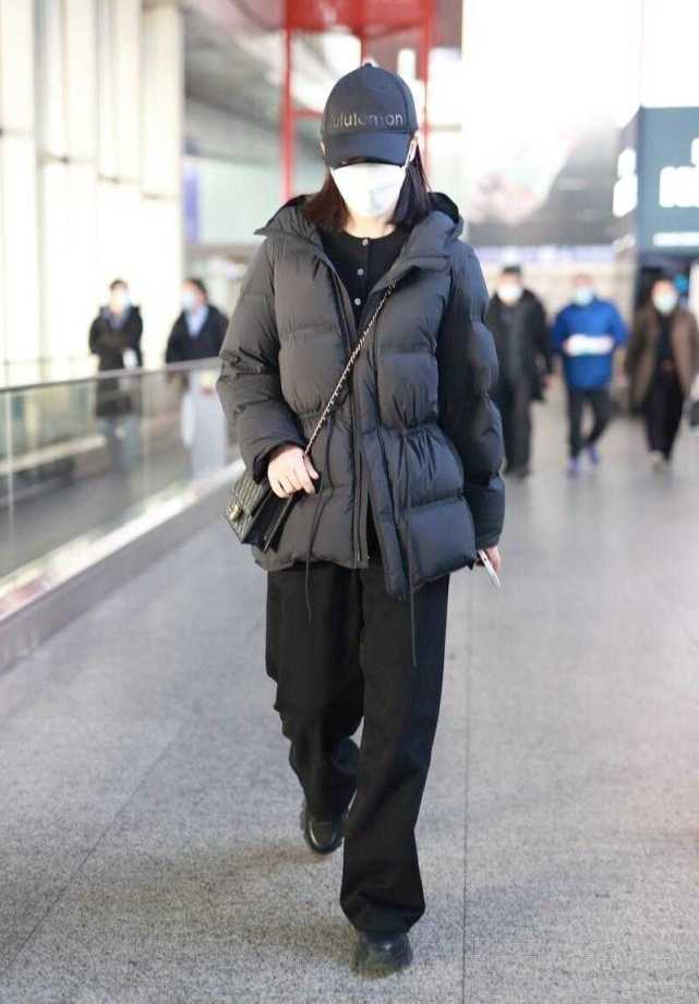 蒋勤勤这才是冬季该有的穿搭,羽绒服配阔腿裤,保暖又洋气
