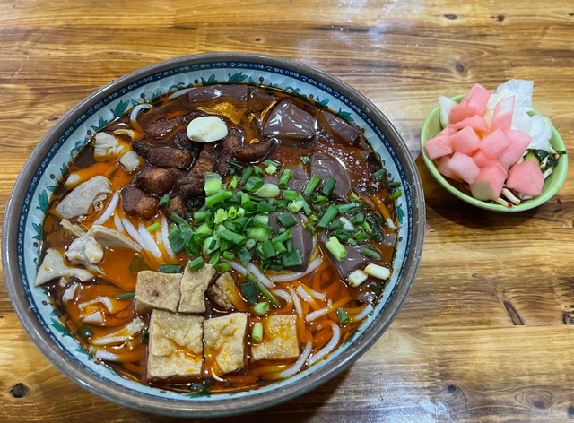 一,肠旺面肠旺面,是贵州贵阳极负盛名的一种传统风味面食,所用的面条