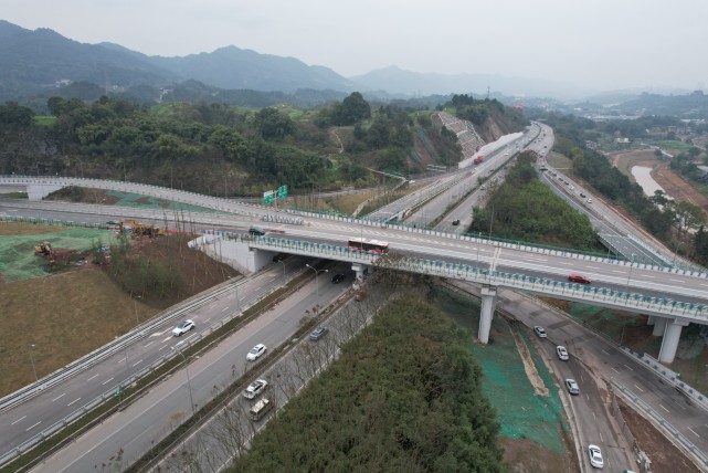 渝湘高速沿线区县的交通联系;还将改善鹿界南(鹿角—界石—南彭)