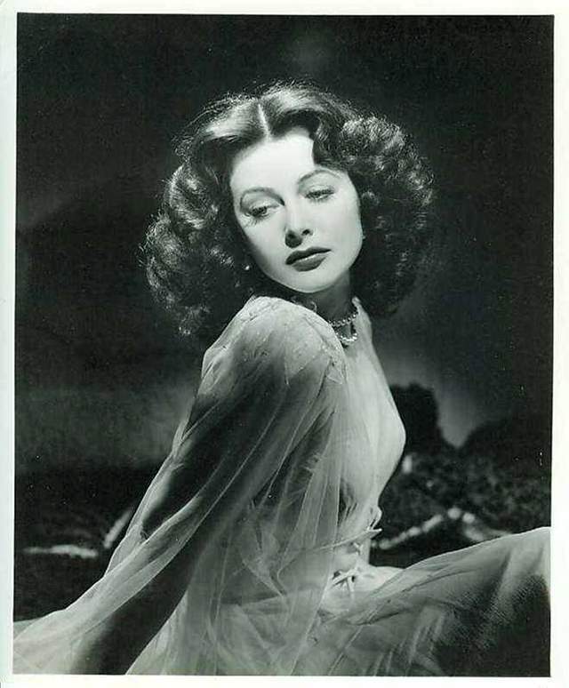 传奇影星海蒂向一钢琴家请教丰胸术意外搞出一发明成wifi之母