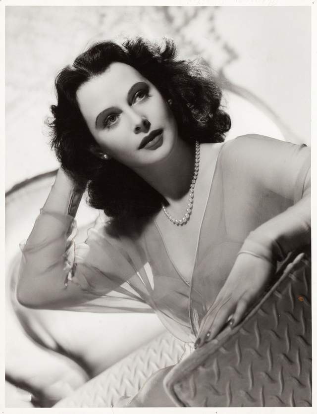 传奇影星海蒂向一钢琴家请教丰胸术意外搞出一发明成wifi之母