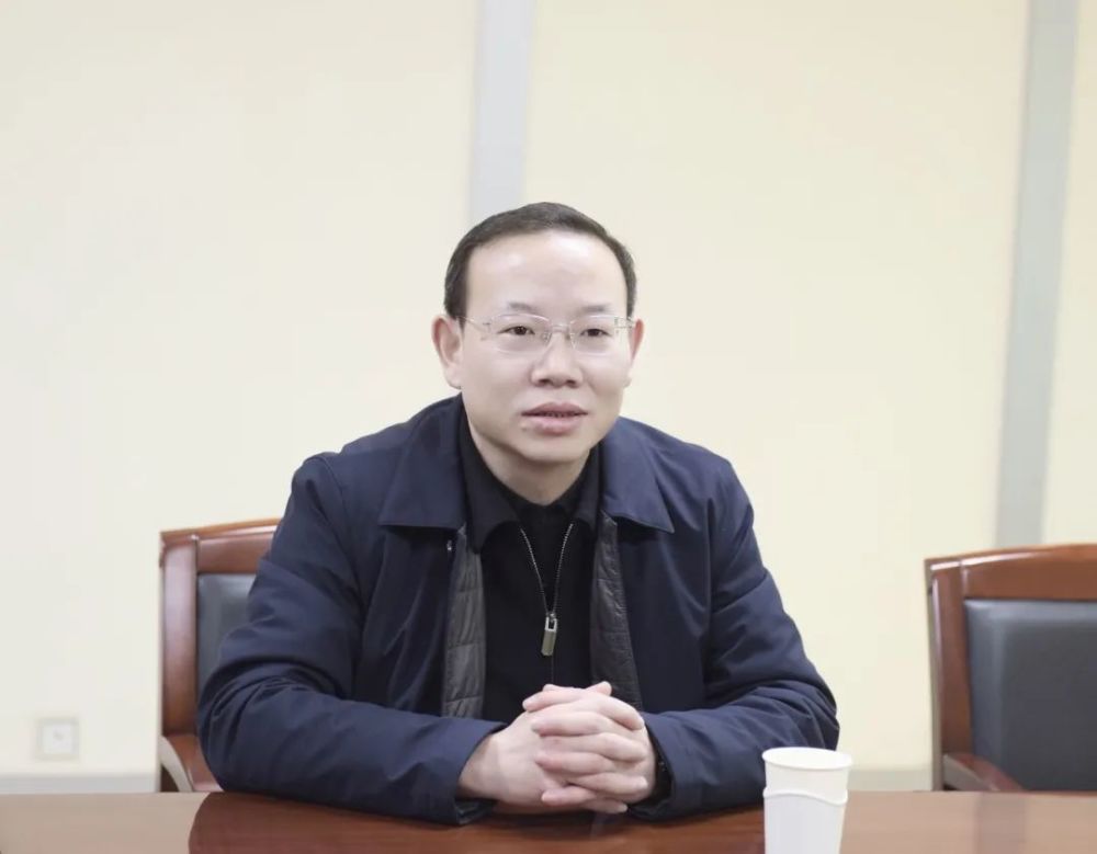 周泽春检察长走访全国人大代表送去新春大礼包