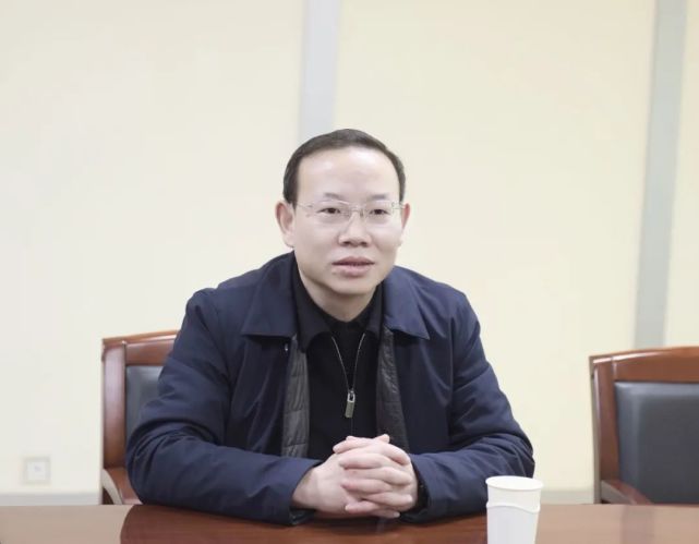 周泽春检察长走访全国人大代表送去新春大礼包