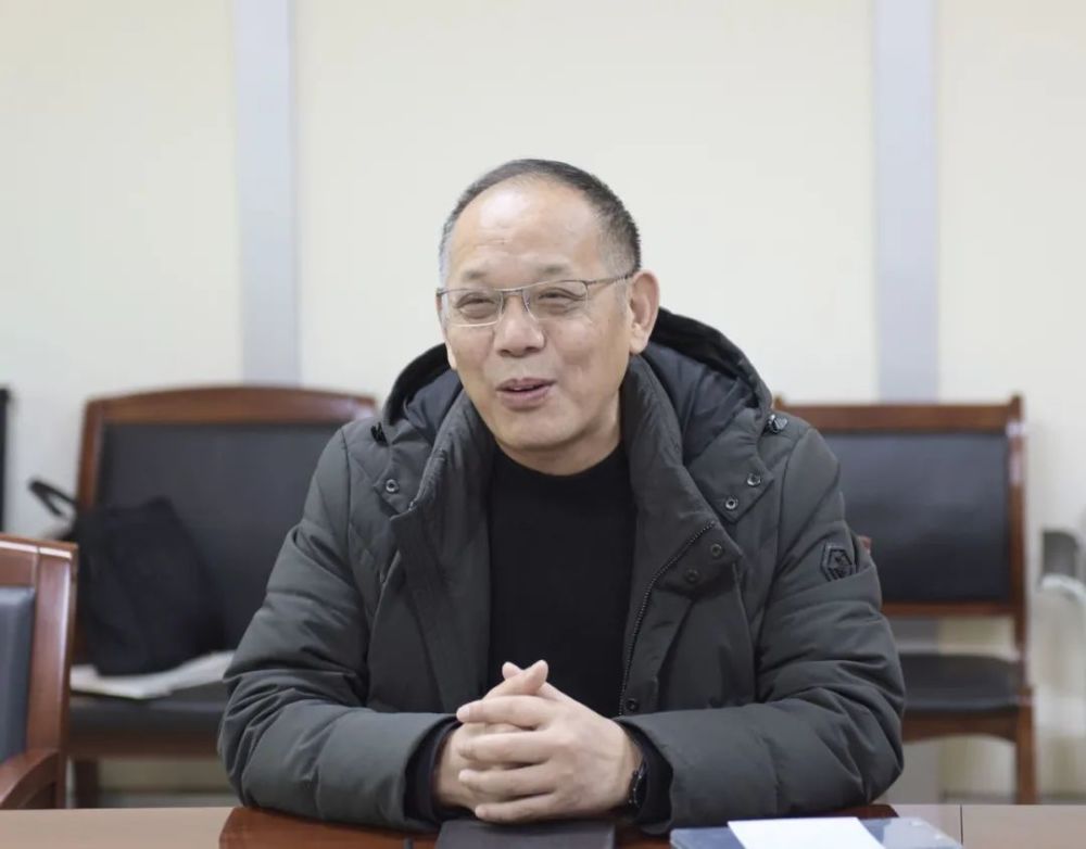 周泽春检察长向代表们致以新春问候和节日祝福,呈送