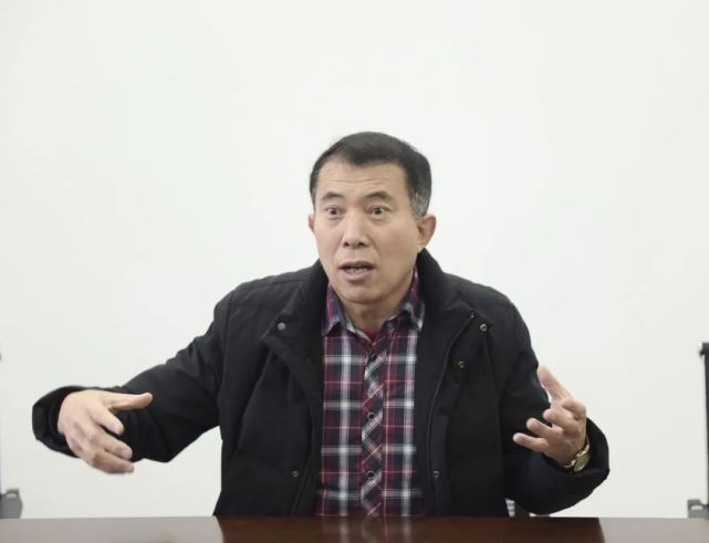 周泽春检察长走访全国人大代表送去新春大礼包