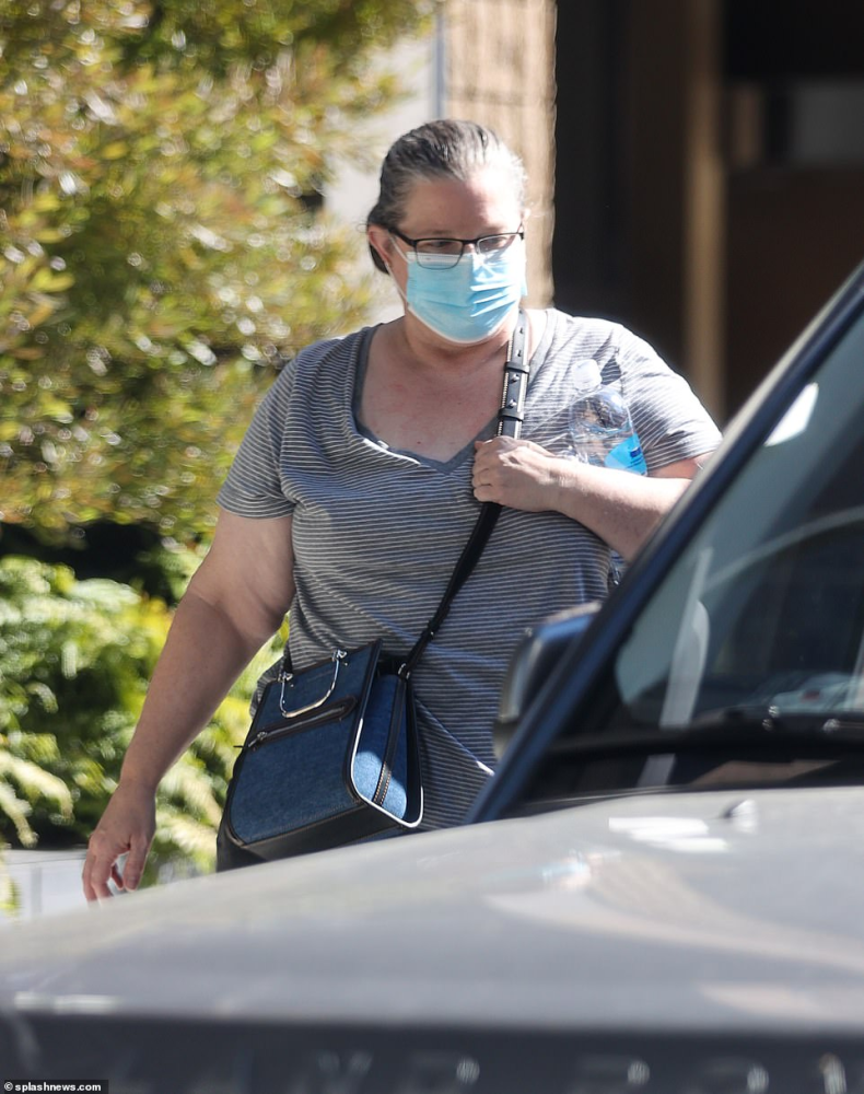 现在的布莉姬·方达胖若两人,打扮朴素没有佩戴任何首饰,要不是狗仔队