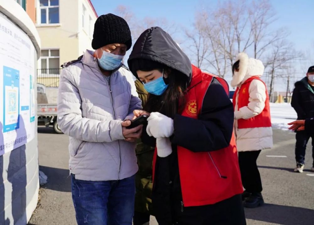 返鄉大學生志願者們積極響應號召參與核酸檢測,根據現場實際工作需要