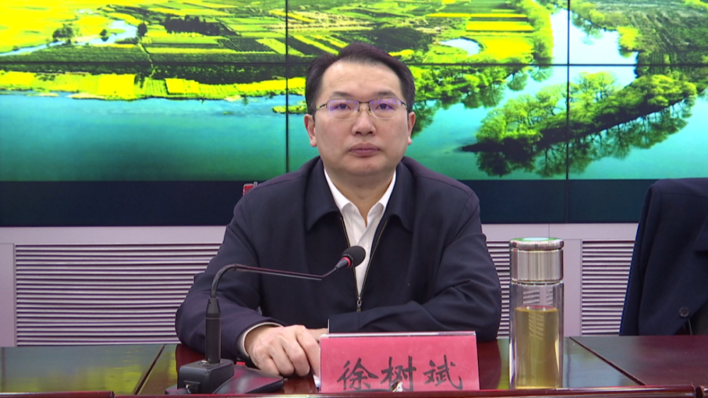 县长周华兵出席会议并作婺源县2021年经济社会情况报告,县领导俞文强