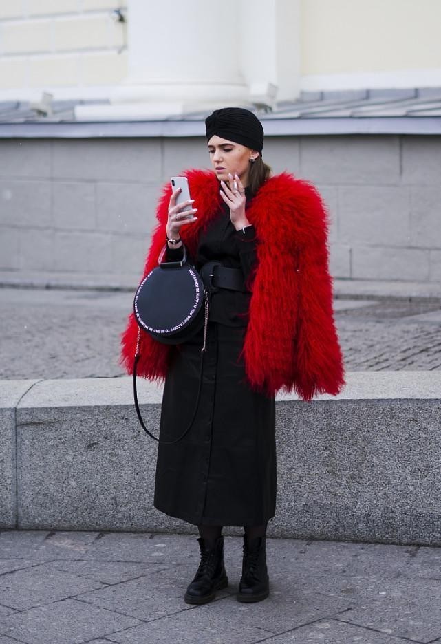 谁说暖和的搭配不能好看俄罗斯美女出门这么穿暖和还很高级