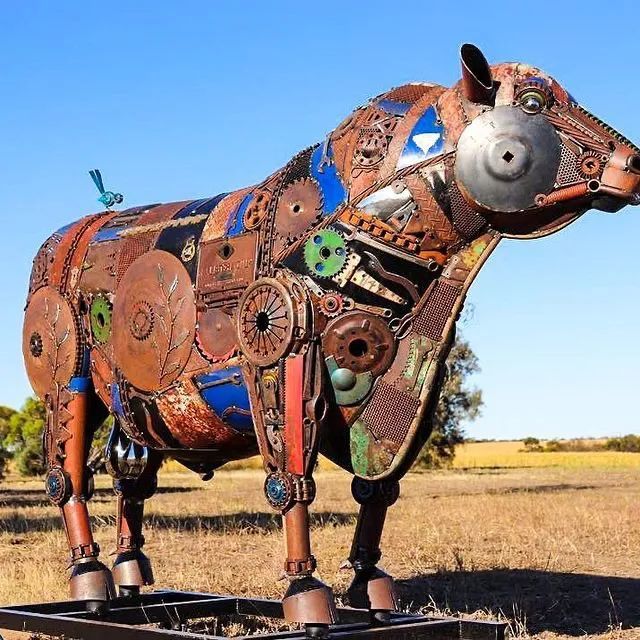 草根艺术家用260个小时打造废品雕塑机械朋克感十足