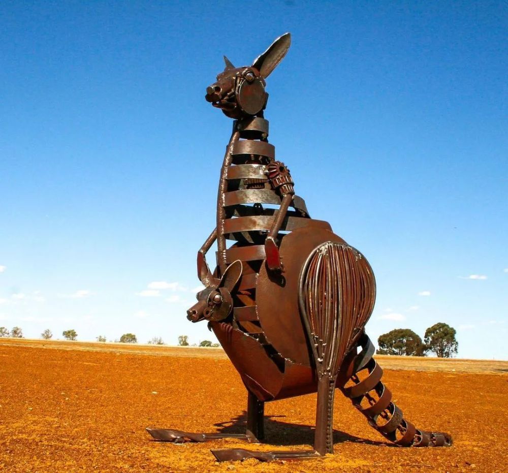 草根艺术家用260个小时打造废品雕塑机械朋克感十足