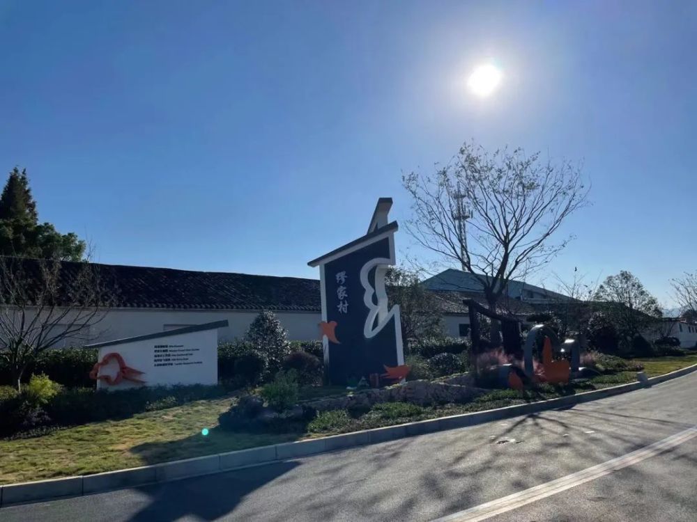 缪家村位于莼湖街道,地处象山港畔,南面海北依山,四季气候宜人.