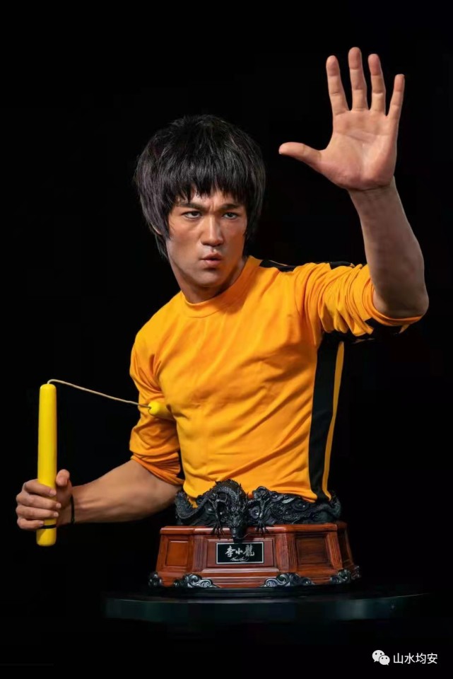 其中不少甚至是文物级珍品,包括李小龙2封中文信件,1个手持条形沙袋,1